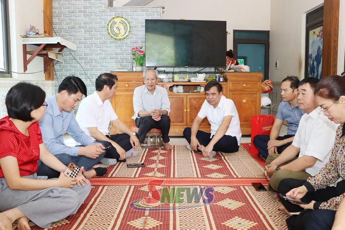Đồng chí Vi Đức Thọ thăm hỏi, tặng quà thương binh, bệnh binh Đinh Văn Cầng, bản Tiên Phong.