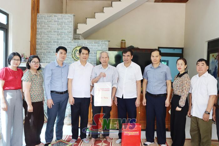 Đồng chí Vi Đức Thọ tặng quà thương binh Đinh Văn Cầng, bản Tiên Phong.