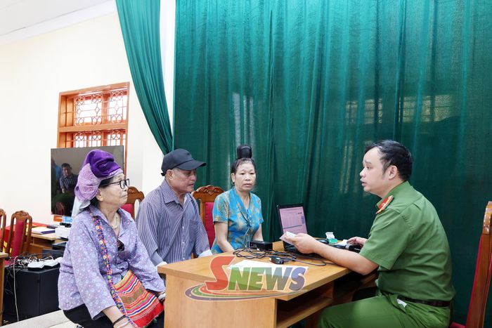 Cán bộ Công an kiểm tra, đối chiếu thông tin thân nhân liệt sĩ làm thủ tục lấy mẫu sinh phẩm ADN