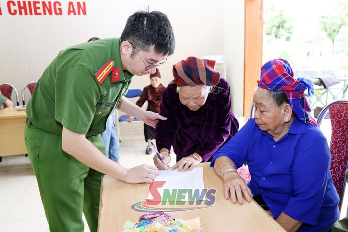 Công an phường Chiềng An hướng dẫn thân nhân làm thủ tục thu nhận mẫu sinh phẩm