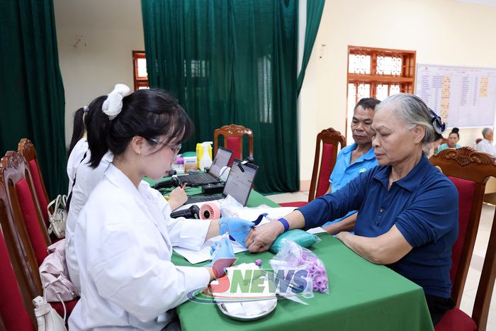 Lực lượng chức năng thu nhận mẫu sinh phẩm ADN thân nhân liệt sĩ