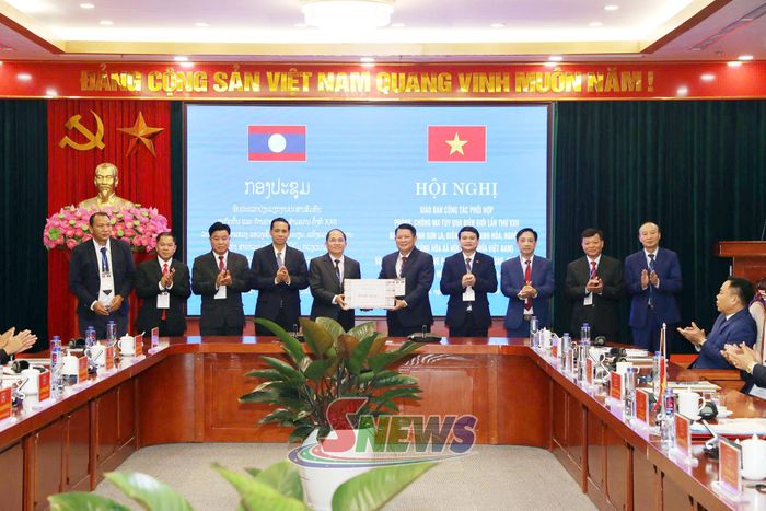 Lãnh đạo tỉnh Sơn La tặng quà Đoàn đại biểu tỉnh Phông Sa Lỳ, nước CHDCND Lào.