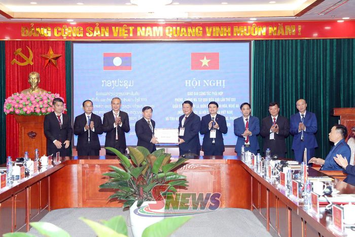 Lãnh đạo tỉnh Sơn La tặng quà Đoàn đại biểu tỉnh Xiêng Khoảng, nước CHDCND Lào.