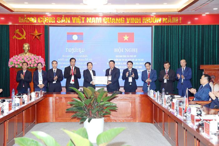 Lãnh đạo tỉnh Sơn La tặng quà Đoàn đại biểu tỉnh Hủa Phăn, nước CHDCND Lào.