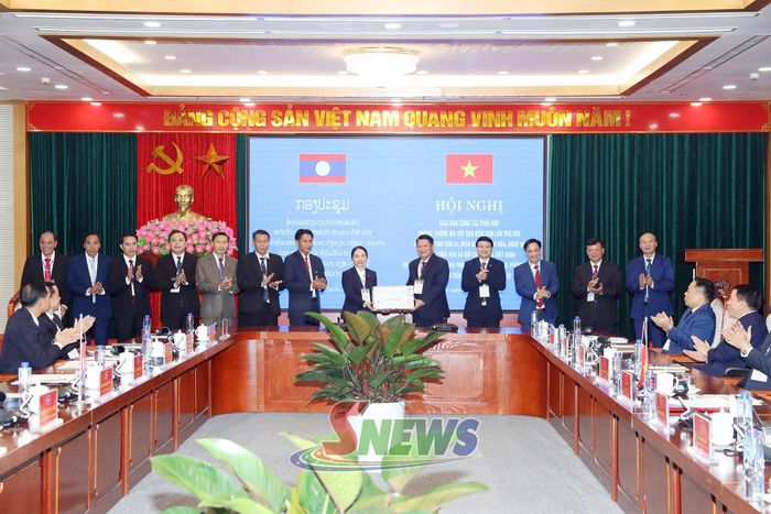 Lãnh đạo tỉnh Sơn La tặng quà Đoàn đại biểu tỉnh Luông Pha Bang, nước CHDCND Lào.