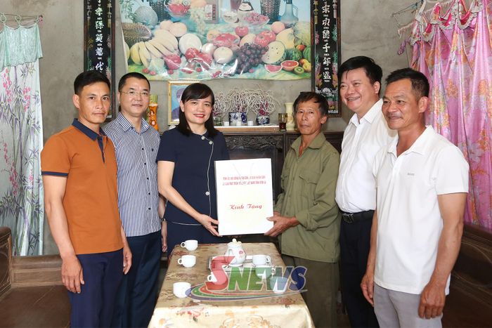 Đồng chí Lường Thị Vân Anh tặng quà cho gia đình thương binh Nguyễn Văn Hảo, bản Kim Sơn.