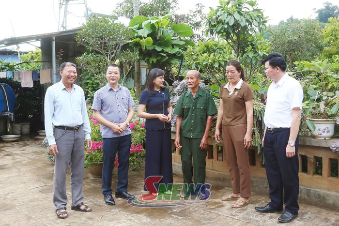 Đồng chí Lường Thị Vân Anh cùng lãnh đạo xã Yên Sơn động viên các gia đình chính sách. 