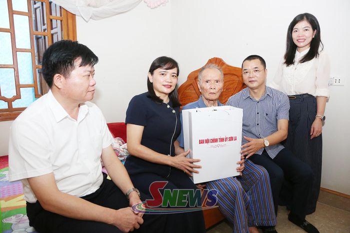 Đoàn công tác trao quà cho ông Nguyễn Minh Thư, bản Kim Sơn, người hoạt động kháng chiến bị nhiễm chất độc hóa học.
