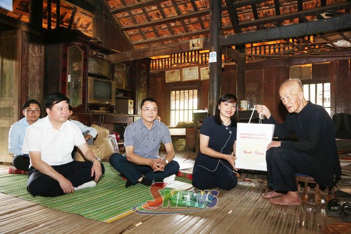 Đoàn công tác tặng quà cho gia đình thương binh Vì Văn Sết, bản Phương Quỳnh.