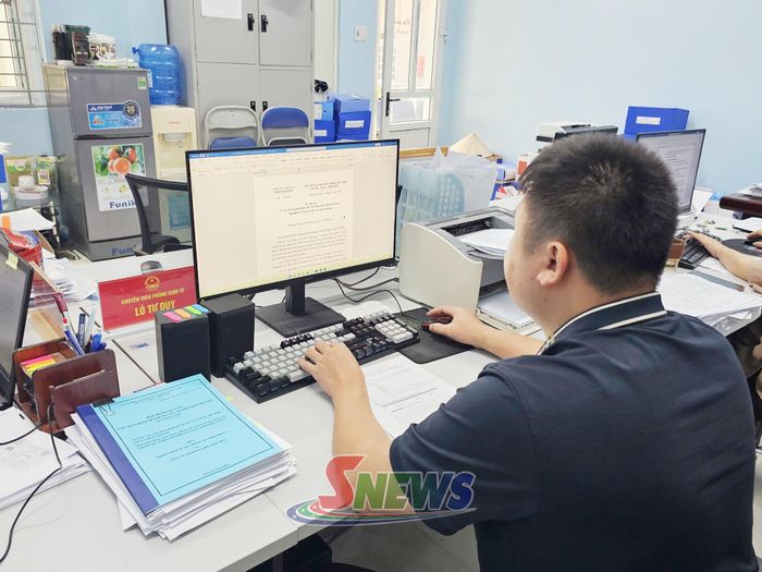 Cán bộ Phòng Kinh tế, xã Chiềng Sơ phụ trách lĩnh vực ngân sách được trang bị máy tính giải quyết công việc.