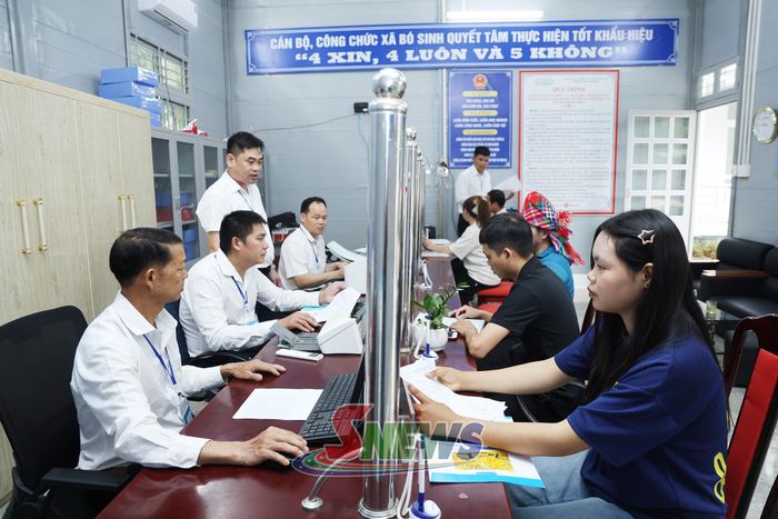 Trung tâm phục vụ hành chính công xã Bó Sinh tiếp nhận, giải quyết thủ tục hành chính cho người dân và doanh nghiệp.