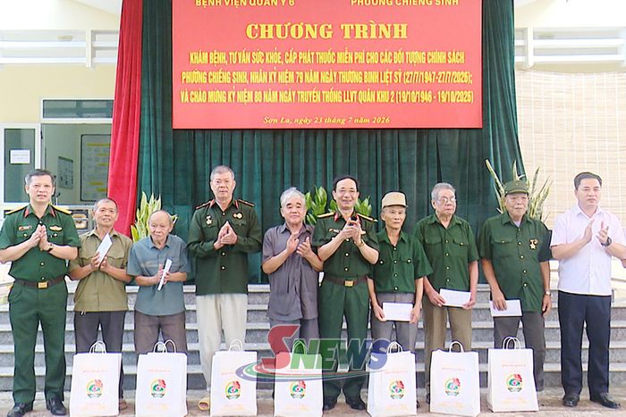 Lãnh đạo Bệnh viện Quân y 6 và phường Chiềng Sinh tặng quà cho các gia đình chính sách.