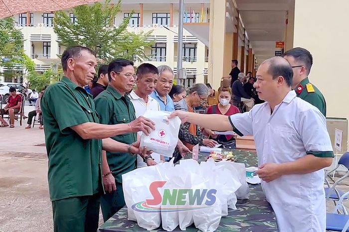 Phát thuốc miễn phí cho đối tượng chính sách.