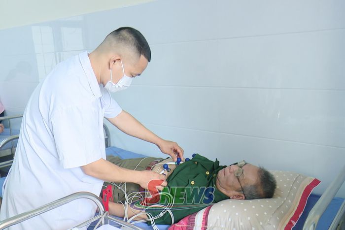 Khám điện tim thường cho thương binh.