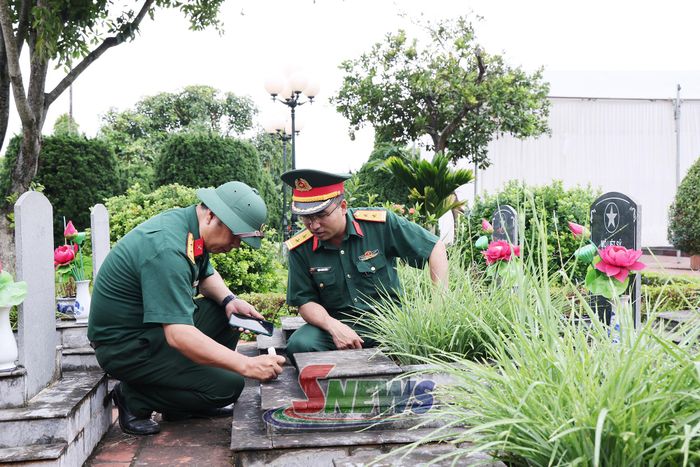 Thực hiện quy trình số hóa thông tin phần mộ liệt sĩ tại Nghĩa trang liệt sĩ xã Mai Sơn.