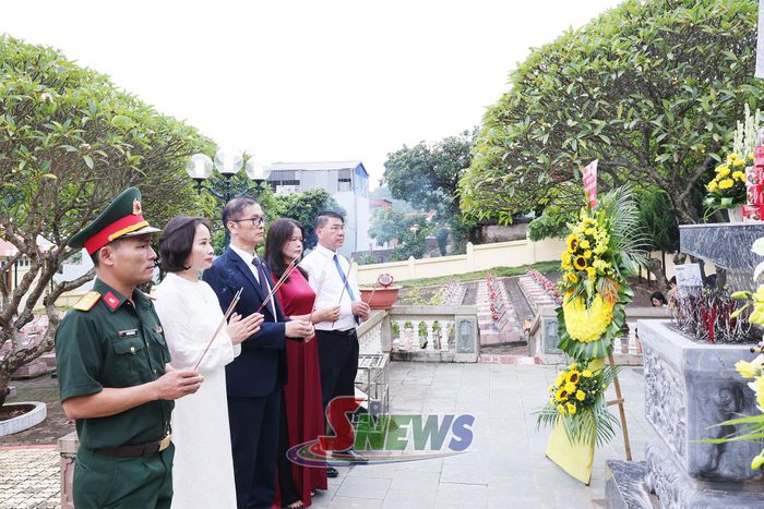 Dâng hương các Anh hùng liệt sĩ tại Nghĩa trang liệt sĩ phường Mộc Châu.