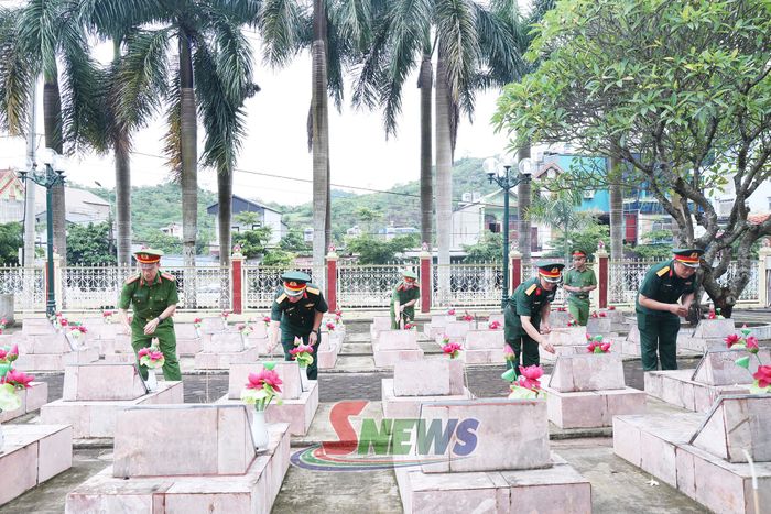 Thắp hương tưởng nhớ các Anh hùng liệt sĩ tại Nghĩa trang liệt sĩ Mộc Châu.