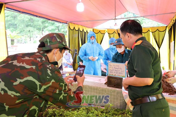 Số hóa thông tin phần mộ liệt sĩ tại Nghĩa trang liệt sĩ phường Tô Hiệu.