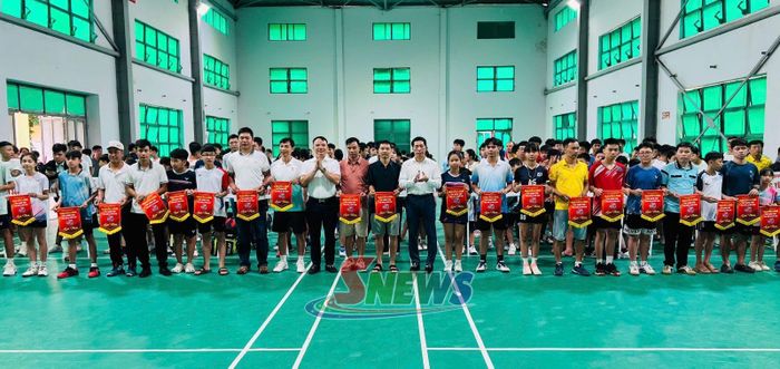 Lãnh đạo Sở Văn hóa, Thể thao và Du lịch trao cờ lưu niệm cho các đoàn tham dự giải.