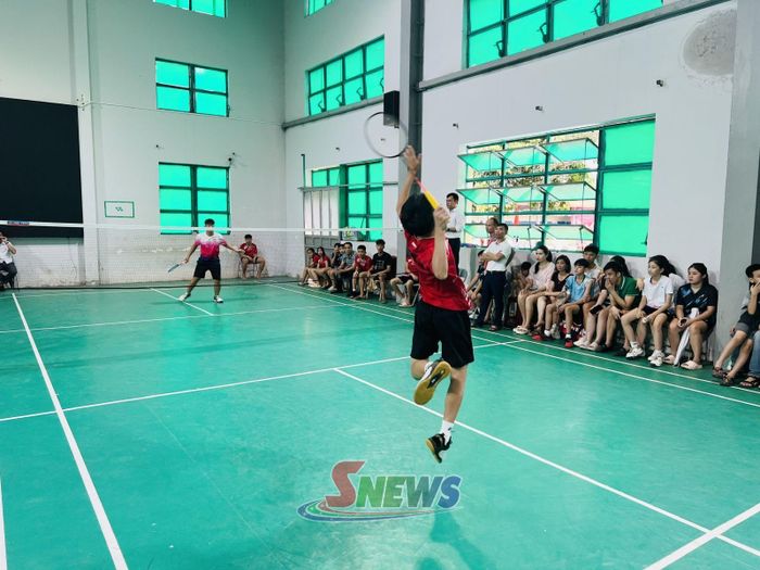 Những pha cầu đẹp mắt, kịch tính thu hút đông đảo khán giả theo dõi và cổ vũ.