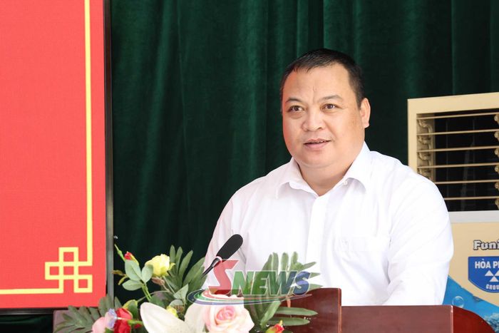 Đồng chí Chủ tịch UBND phường Chiềng Sinh đã báo cáo tại hội nghị. 