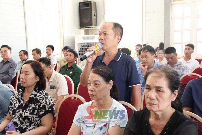 Cử tri tổ 2, phường Chiềng Sinh kiến nghị tại hội nghị.