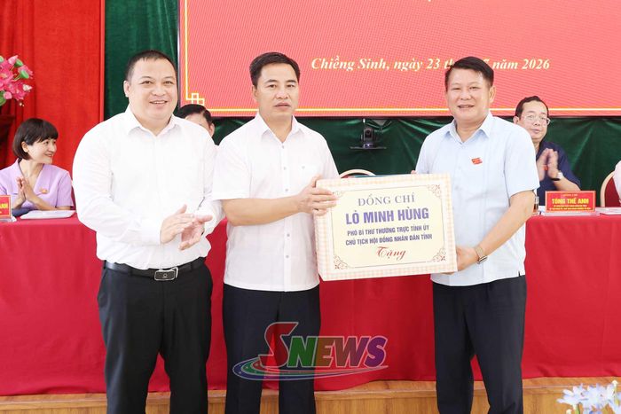 Đồng chí Phó Bí thư Thường trực Tỉnh ủy, Chủ tịch HĐND tỉnh tặng quà cho phường Chiềng Sinh.