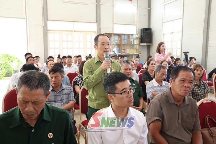Đại diện cử tri kiến nghị tại hội nghị.