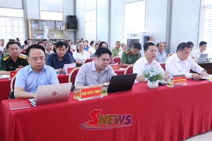 Đại biểu dự hội hội nghị tiếp xúc cử tri.