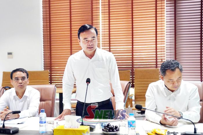 Phó Chủ tịch Thường trực UBND tỉnh Hà Trung Chiến phát biểu tại cuộc làm việc.