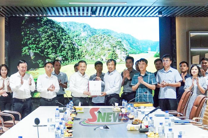 Đoàn công tác tỉnh Sơn La tặng quà Doanh nghiệp Xây dựng Xuân Trường.