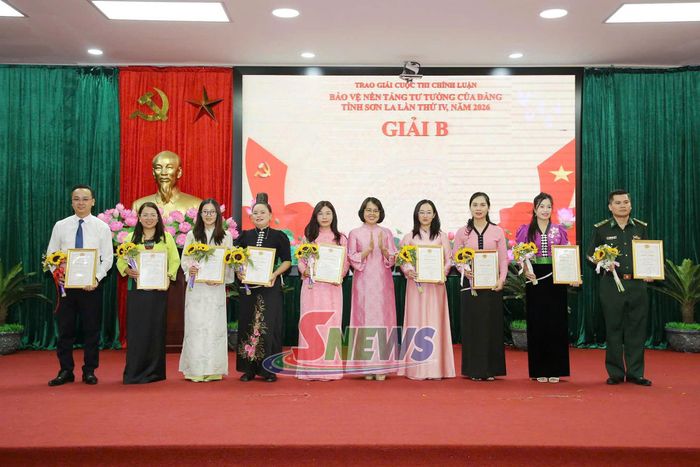 Tác giả và nhóm tác giả nhận giải B.
