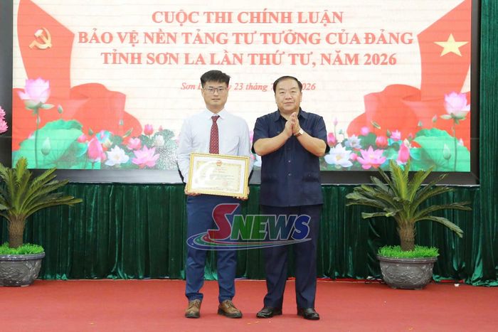 Đồng chí Chá A Của, Phó Bí thư Tỉnh ủy, Chủ tịch Ủy ban MTTQ Việt Nam tỉnh trao Bằng khen của UBND tỉnh cho đại diện nhóm tác giả của Báo và Phát thanh, truyền hình Sơn La đạt giải A.