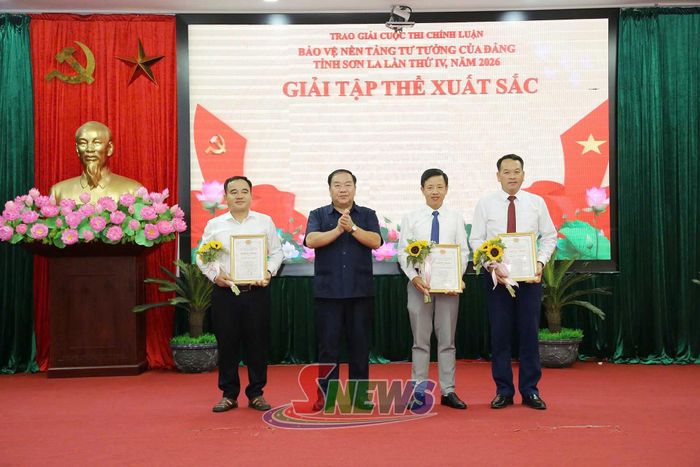 Đồng chí Chá A Của, Phó Bí thư Tỉnh ủy, Chủ tịch Ủy ban MTTQ Việt Nam tỉnh trao giải cho các tập thể xuất sắc.
