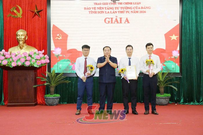 Đồng chí Chá A Của, Phó Bí thư Tỉnh ủy, Chủ tịch Ủy ban MTTQ Việt Nam tỉnh trao giải A cho nhóm tác giả của Báo và Phát thanh, truyền hình Sơn La đạt giải.