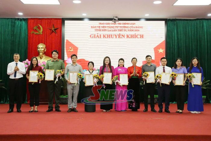 Trao giải cho các tác giả, nhóm tác giả đạt giải Khuyến khích.