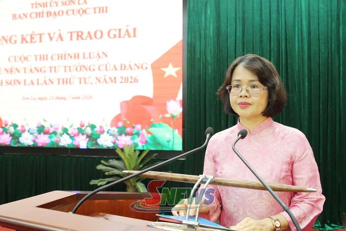 Đồng chí Đinh Thị Bích Thảo, Ủy viên Ban Thường vụ Tỉnh ủy, Trưởng ban Tuyên giáo và Dân vận Tỉnh ủy báo cáo kết quả tổ chức cuộc thi.