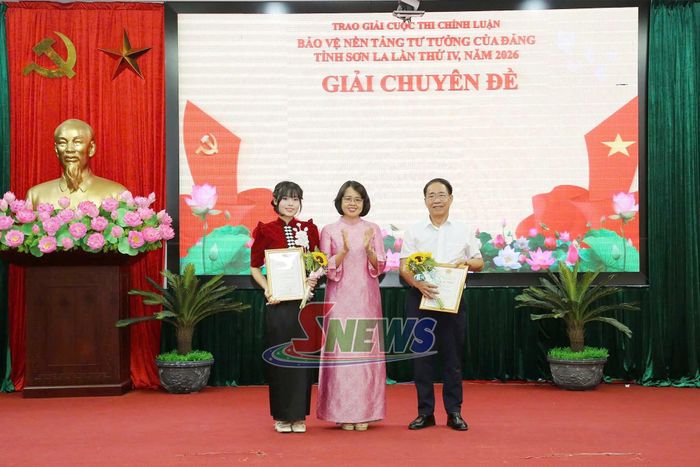 Đồng chí Đinh Thị Bích Thảo, Ủy viên Ban Thường vụ Tỉnh ủy, Trưởng ban Tuyên giáo và Dân vận Tỉnh ủy trao giải chuyên đề cho tác giả cao tuổi nhất và tác giả nhỏ tuổi nhất tham gia cuộc thi.