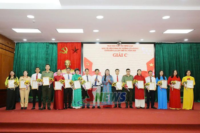 Ban Chỉ đạo cuộc thi trao giải cho các tác giả, nhóm tác giả đạt giải C.
