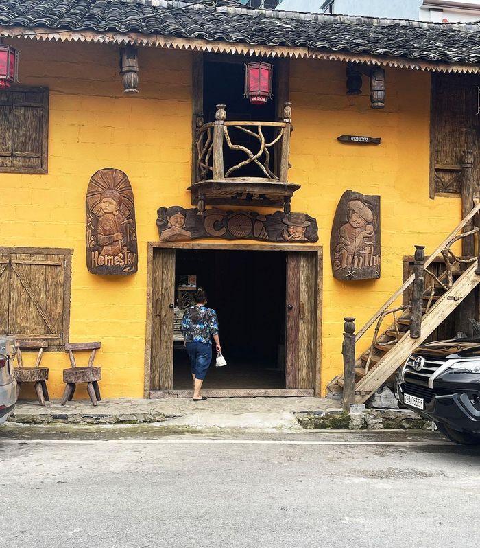 Nhiều ngôi nhà cổ được cải tạo thành homestay, vừa phục vụ du lịch, vừa góp phần bảo tồn kiến trúc truyền thống.
