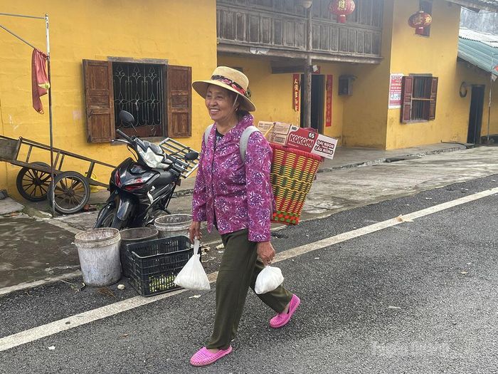 Niềm vui giản dị của người phụ nữ vùng cao sau khi mua tẩu chúa về cho gia đình.