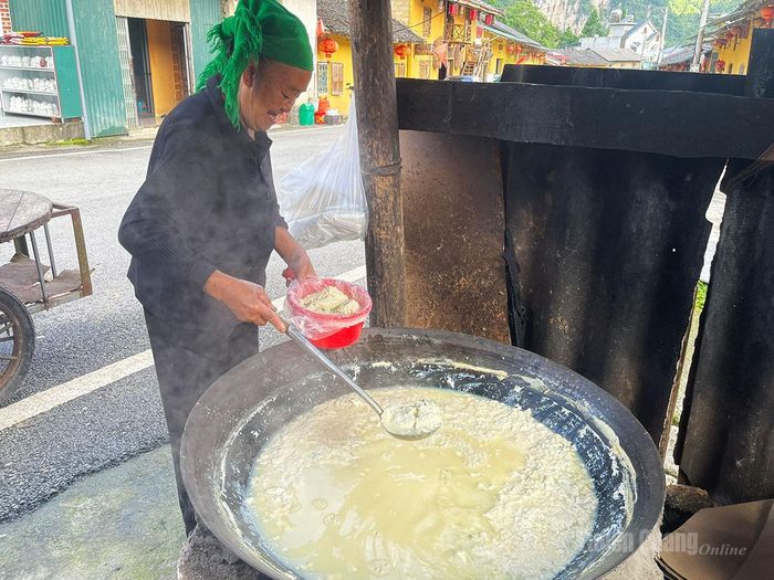 Bà Lương Thị Sủa (thôn Phố Bảng), dân tộc Hoa, năm nay bà 70 tuổi nhưng đã có hơn 40 năm làm món tẩu chúa theo phương pháp thủ công phục vụ bà con trong vùng.