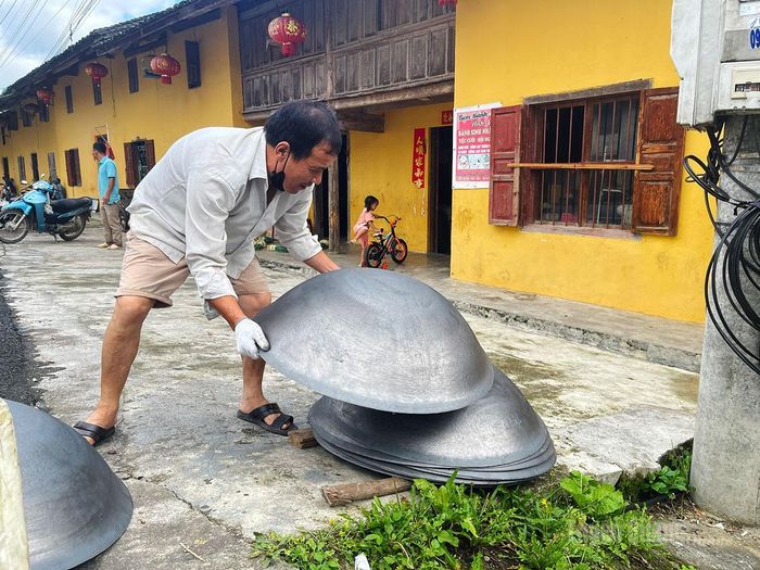 Bên cạnh quán tẩu chúa ven đường, người dân cũng bày bán những cái chảo được gò thủ công là vật dụng nấu ăn của người vùng cao.