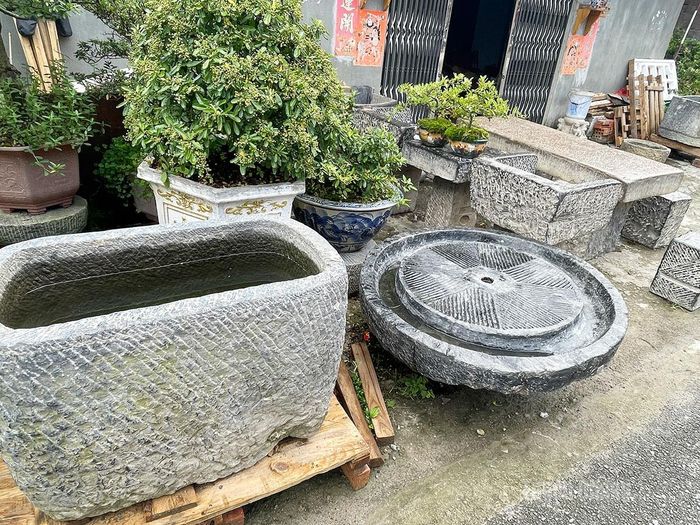 Các sản phẩm chế tác từ đá địa phương vừa phục vụ đời sống, vừa trở thành mặt hàng được nhiều du khách yêu thích.
