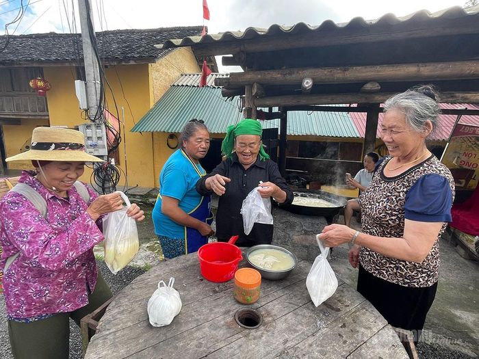 Người dân vui vẻ trò chuyện trong lúc chờ mua những phần tẩu chúa nóng hổi.
