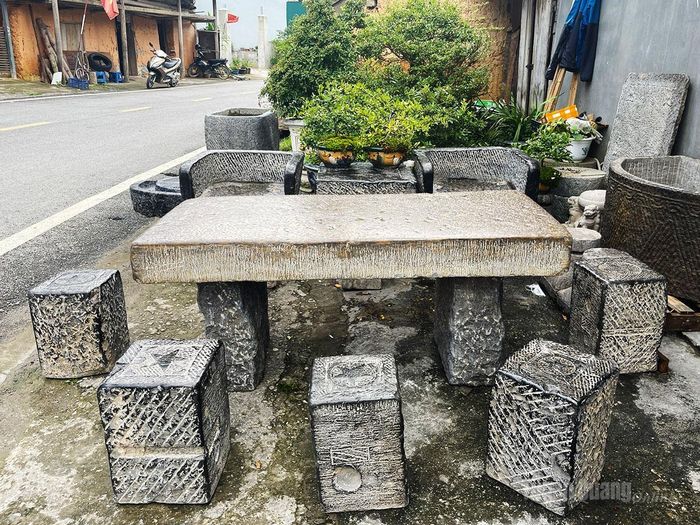 Một bộ bàn ghế được chế tác từ đá.