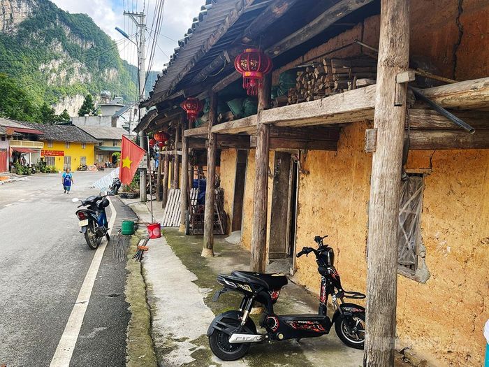 Những ngôi nhà trình tường vẫn được người dân gìn giữ, tạo nên nét kiến trúc đặc trưng của Phố Bảng.