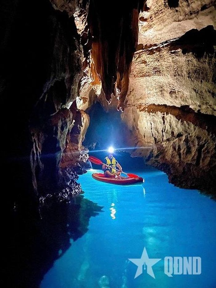 Chèo sup bên trong hang E.