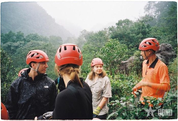 Hang E thu hút nhiều khách nước ngoài.