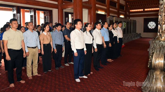 Đoàn đại biểu Báo và phát thanh, truyền hình Tuyên Quang dâng hương, tưởng niệm các Anh hùng liệt sĩ.